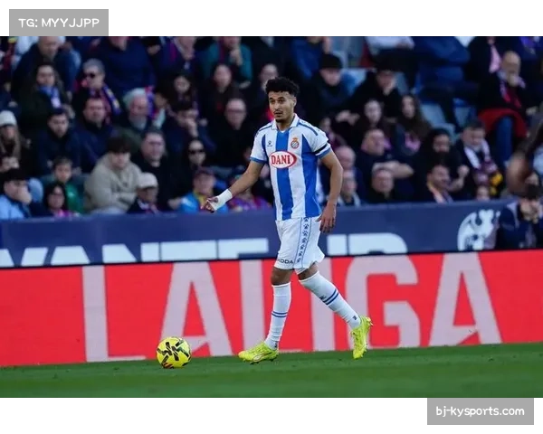 莱万特前锋线孤立,罗梅罗单箭头缺乏支援陷入包围 莱万特前锋线孤立,罗梅罗单箭头缺乏支援陷入包围